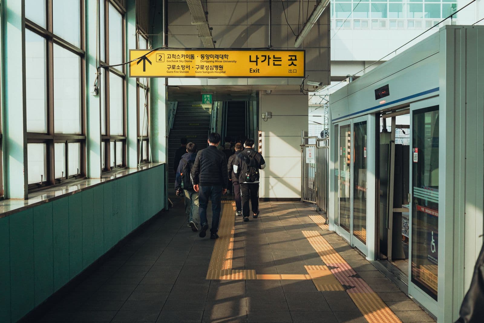 Seoul subway platform sign showing exit number 2 in Korean, English and Chinese